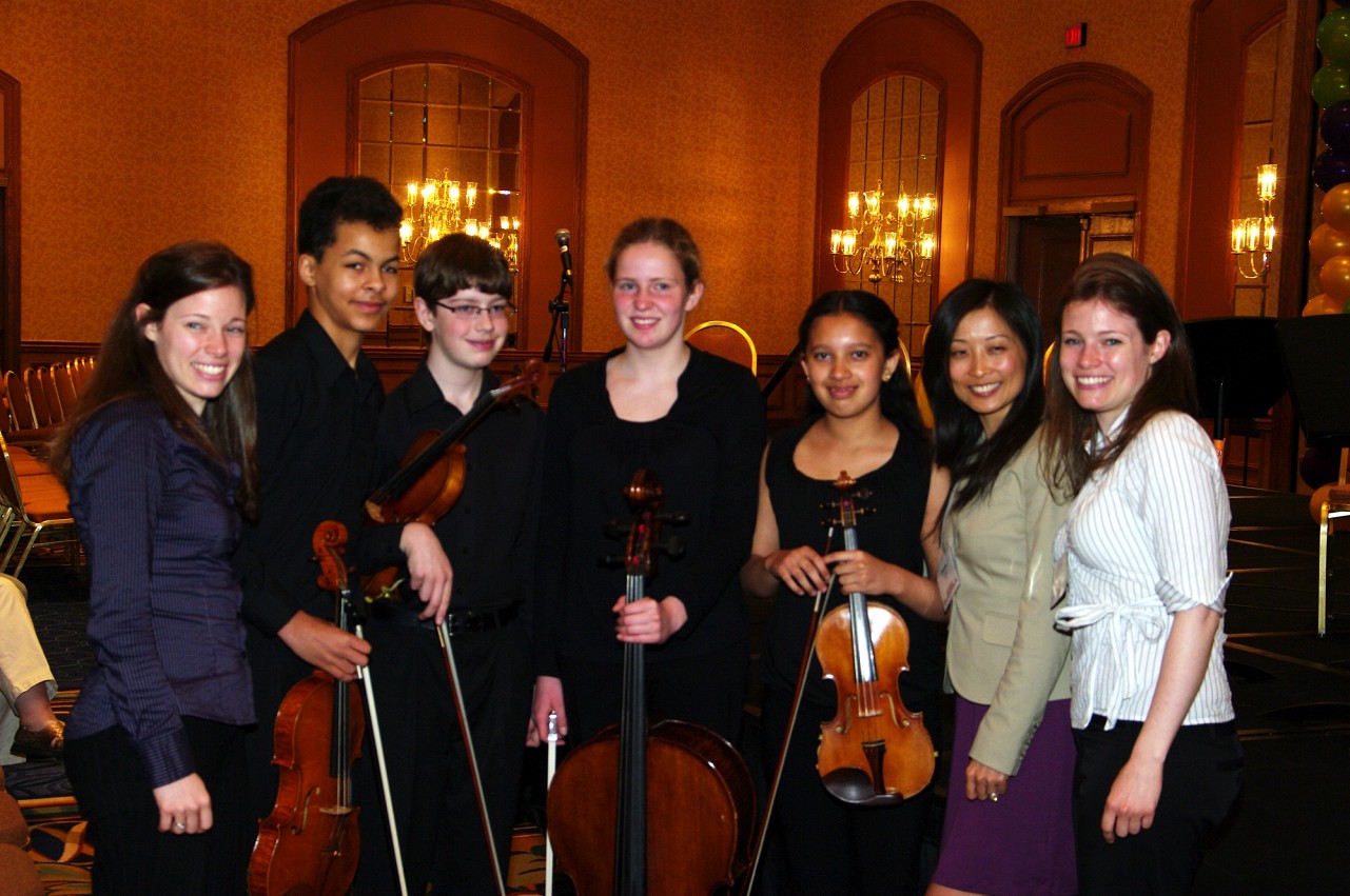 Julia Bruskin, Donna Kwong, and Emily Bruskin of the Claremont Trio with chamber music masterclass group at the 2010 Conference