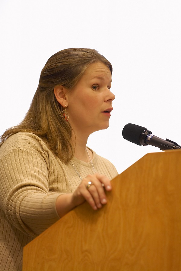 Sarah Bylander Montzka speaks at the 2006 SAA Conference