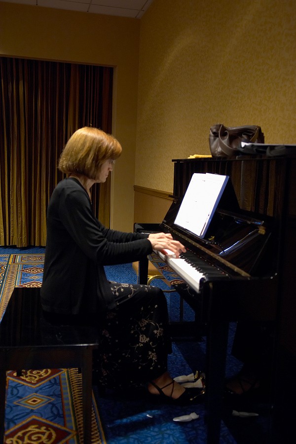 Linda Perry rehearses at the 2006 SAA Conference