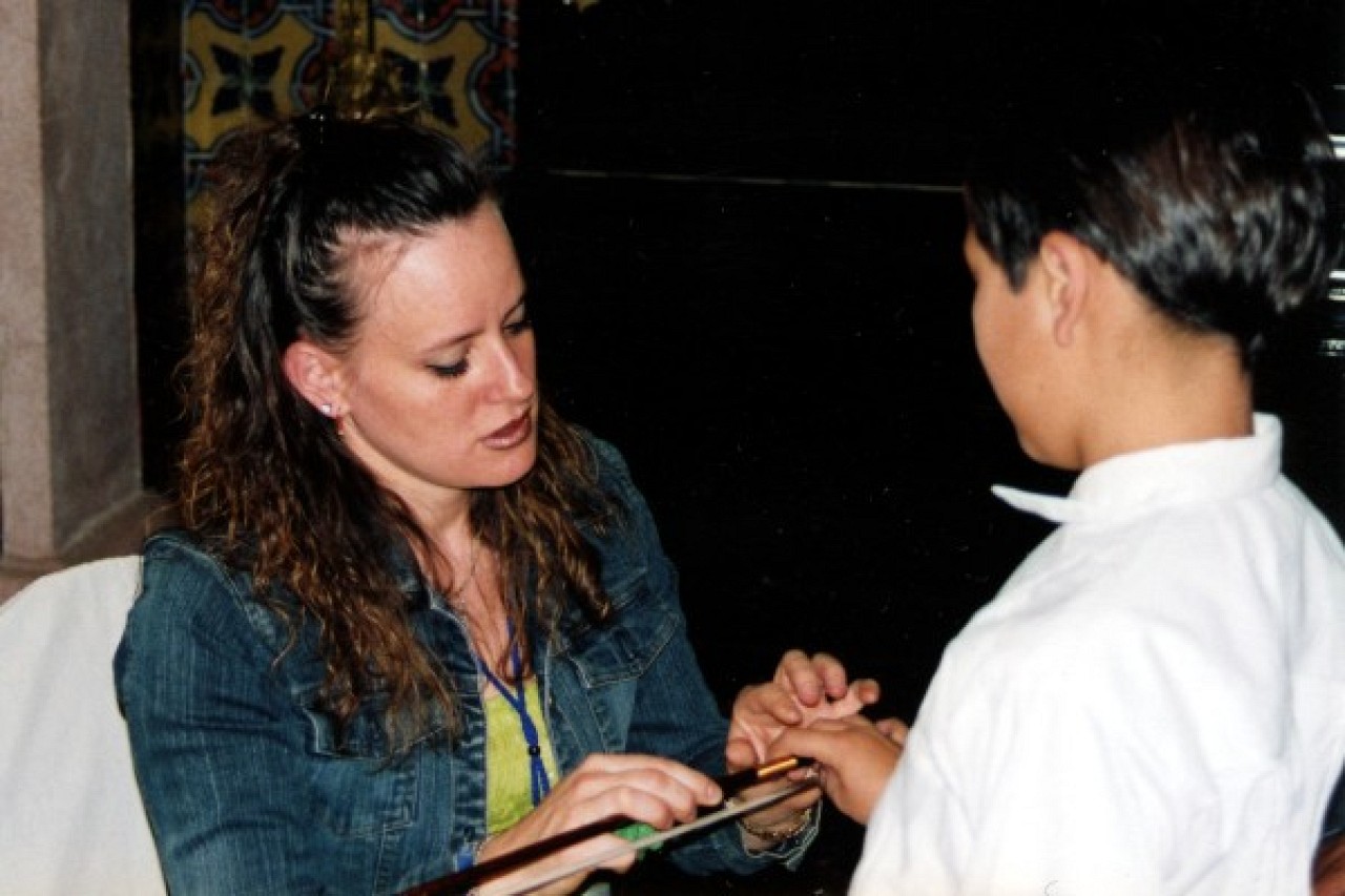 Laura Jáuregui with student