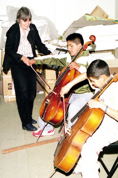 Annika Petrozzi with cello students