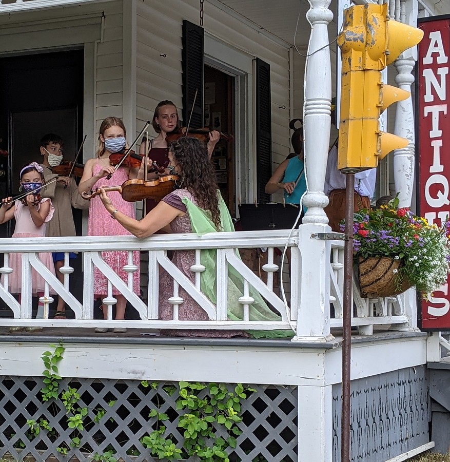 Woodland Musicians at the Village Stroll