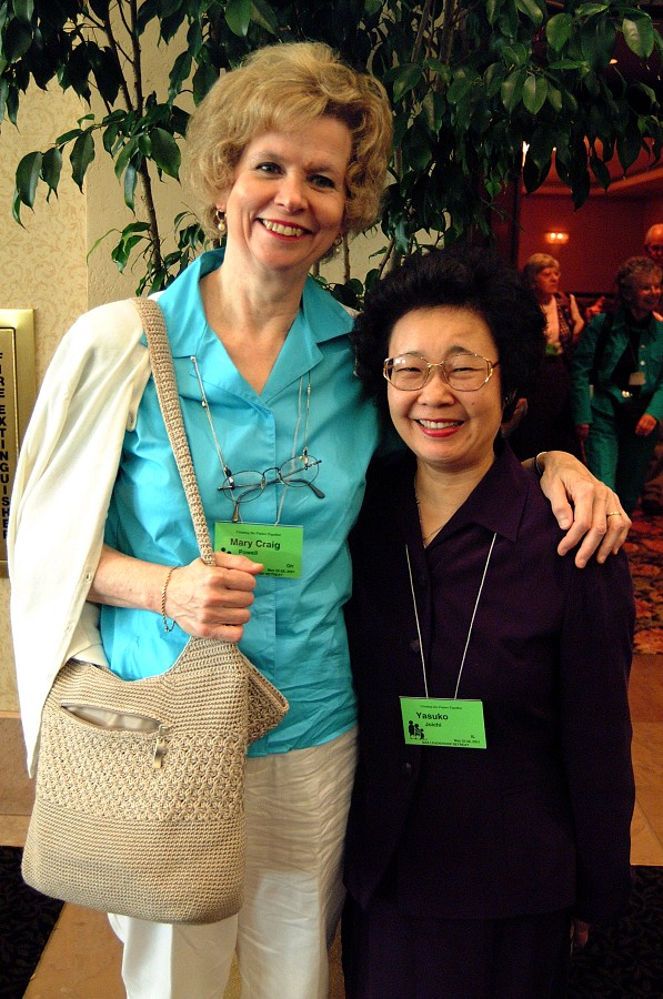 Mary Craig Powell and Yasuko Joichi at the 2001 SAA Leadership Retreat.