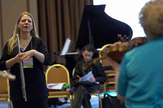 Noelle Perrin gives a session at the 2006 SAA Conference