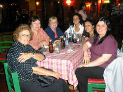 En esta foto estamos cenando con la Teacher Trainer Carol Tarr