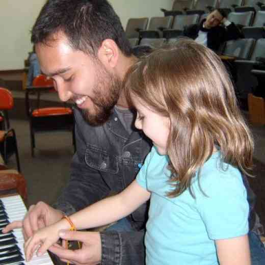 Oscar Mora teaching in the Mini-Practicum