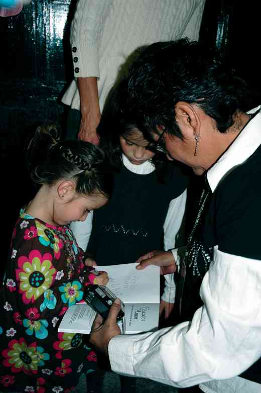 Emilia and María giving out their autographs