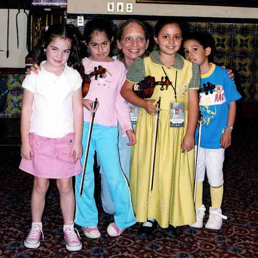 Carol Waldvogel with young participants at the IV Festival Internacional Suzuki in Guanajuato, Mexico.