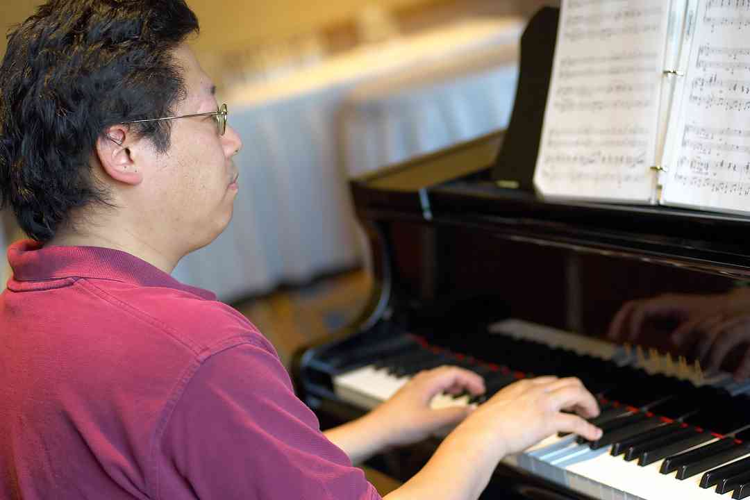 Keynote speaker Brian Chung practices the piano at the 2006 SAA Conference