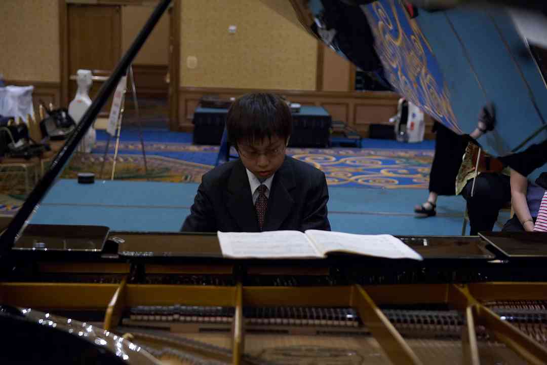 Xinran “Ryan” Liu rehearses for the piano concerto performance at the 2006 SAA Conference