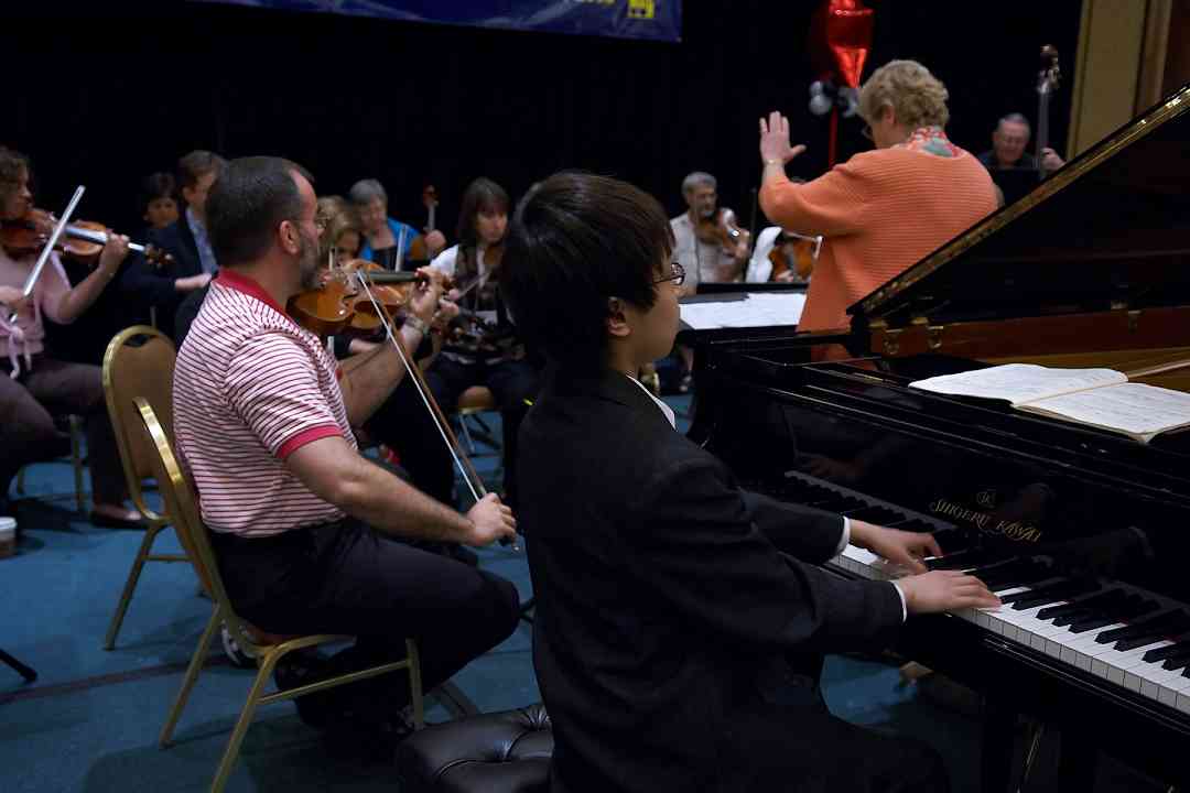 Xinran “Ryan” Liu rehearses with the with the teachers orchestra at the 2006 SAA Conference