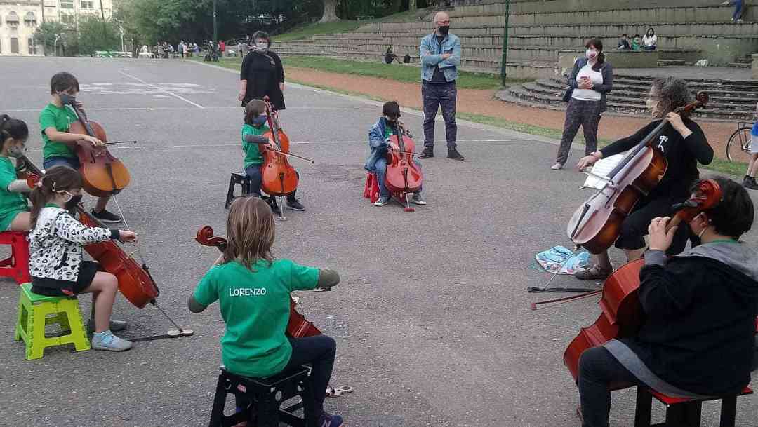 Tocando juntos en el parque