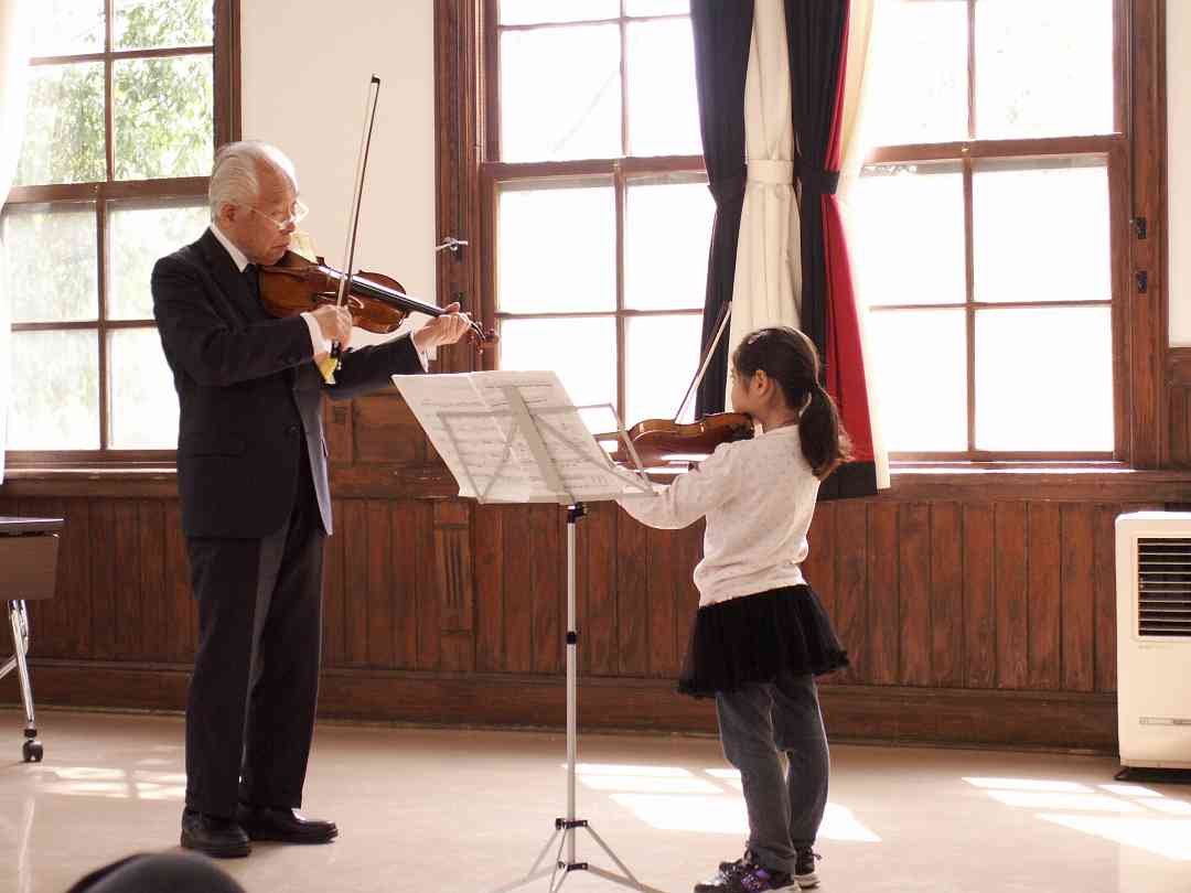 Koji Toyoda teaching a masterclass at Agatonomori.  The student played Kreisler’s Praeludium & Allegro.