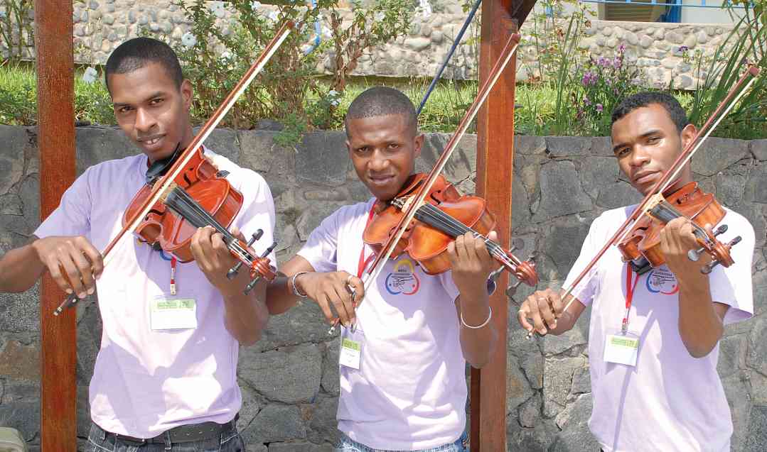 Violists from Esmeraldas, Ecuador, at the Peru Festival